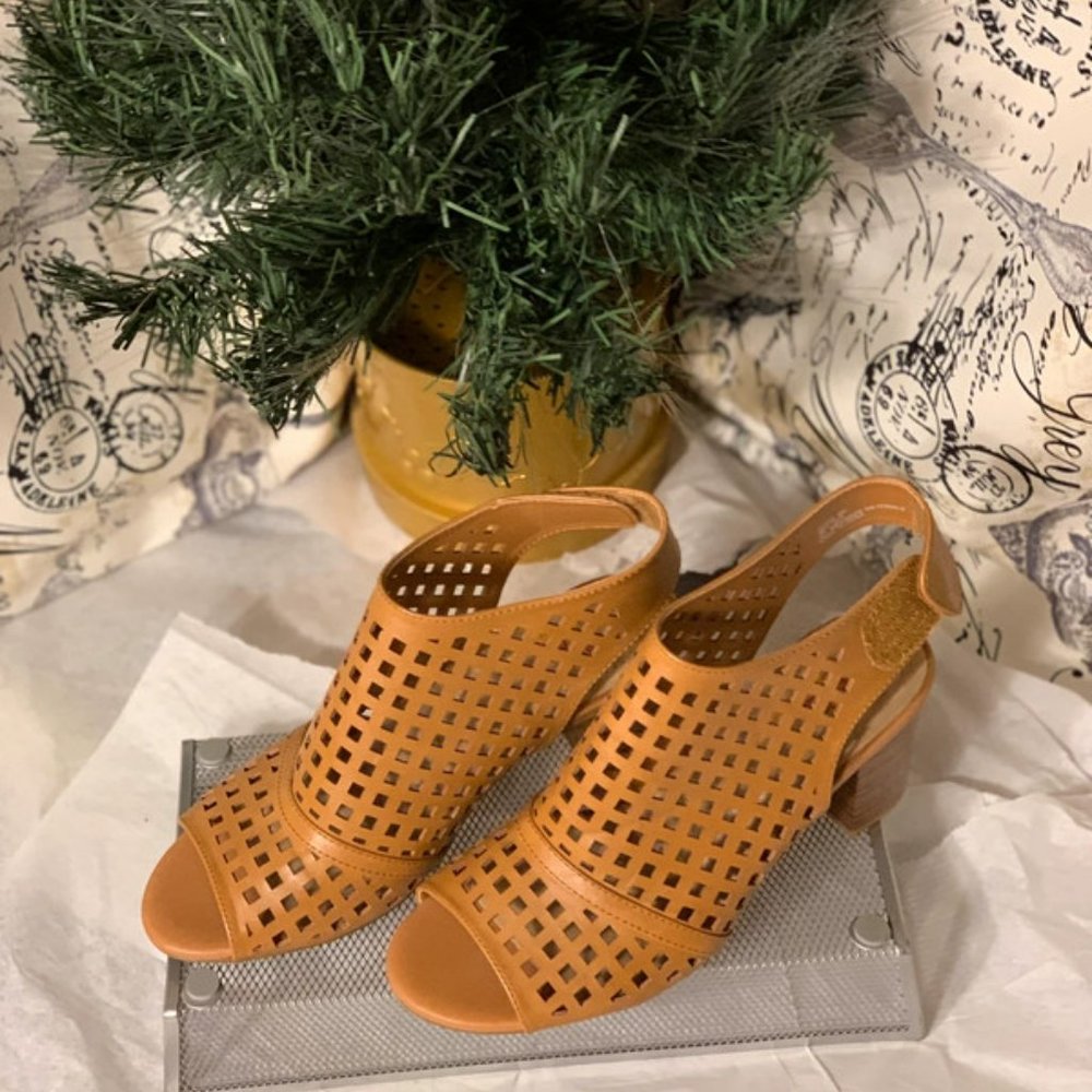 Wear Ever Tan Heeled Sandals Size 8 - Picture 2 of 6